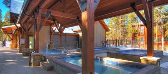 Snodallion 25-Fantastic Location-Walk to Town & Slopes!