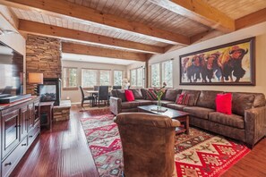 Televisión de pantalla plana, chimenea y reproductor de DVD 