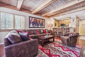 Televisión de pantalla plana, chimenea y reproductor de DVD 