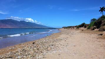 PĂ„ stranden, solstolar och strandhanddukar