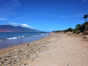 En la playa, camastros y toallas de playa 