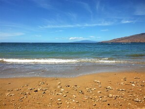 Sulla spiaggia, lettini da mare, teli da spiaggia