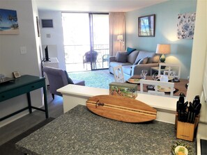 TV, libri, impianto stereo, stampante