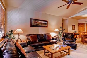 Condo, Plusieurs lits (2208 Timberline Lodge, Trappeur's Cro) | Aire de séjour | Téléviseur à écran plat, foyer, lecteur de DVD