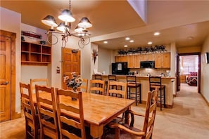 公寓客房, 多張床 (2208 Timberline Lodge, Trappeur's Cro) | 房內用餐區