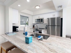 Een koelkast, een microgolfoven, een oven, een kookplaat