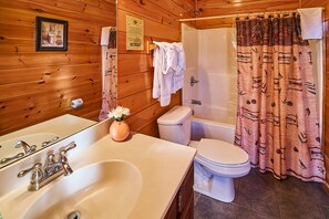 Combined shower/bathtub, jetted bath, towels