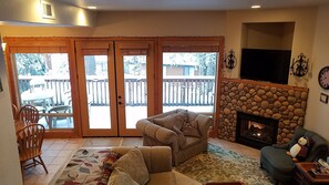 Smart TV, chimenea, reproductor de DVD y tenis de mesa 