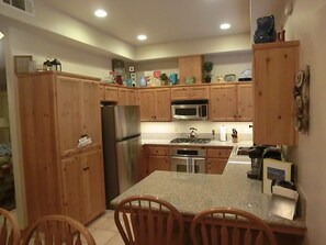 Fridge, microwave, oven, stovetop - King’s Cabin Mtn Retreat at Shaver Lake! – Nr Village, wifi, A/C, Prem Property! (Shaver Lake)