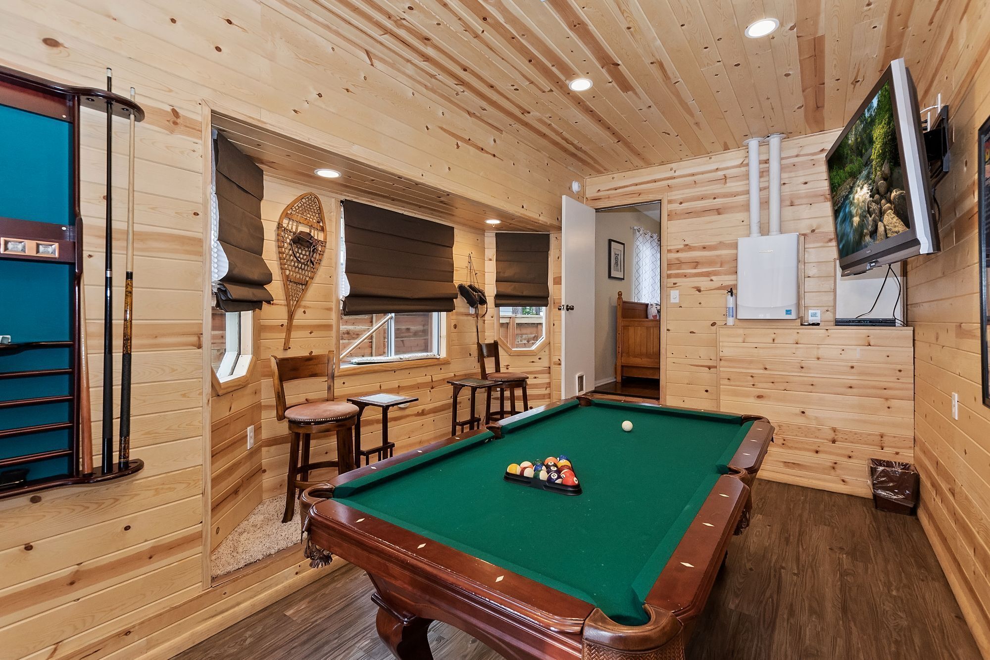 Hawks Nest by Destination Big Bear : Near Snow Summit! Game Room! Hot Tub! Pet Friendly! Cute Backyard! Cable TV! Fireplace!
