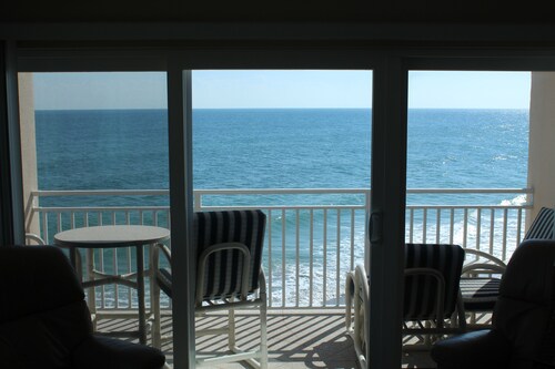 Oceanfront Kaunis huoneisto! Upea näköala lämmitettyllä uima-altaalla merellä! 
