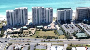 Un grand hôtel à plusieurs étages, doté d’un parking et offrant une vue sur la plage.