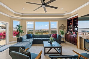 Smart-TV, peis og bøker