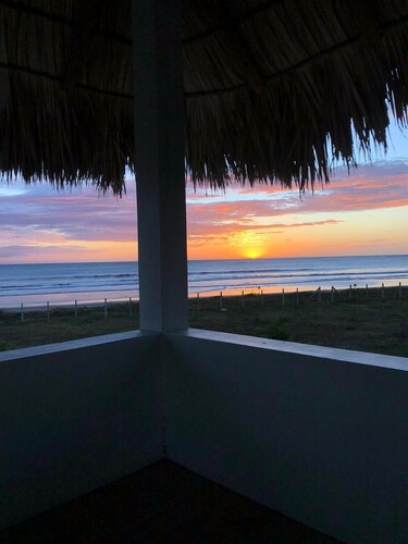 Beachfront Studio Escape – Simple, Serene, Tesoro