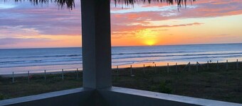 Beachfront Studio Escape – Simple, Serene, Tesoro