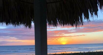 Beachfront Studio Escape – Simple, Serene, Tesoro