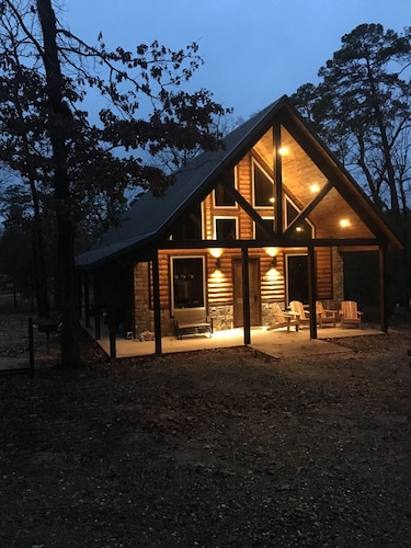 Rowdy Fox Cabin-Zipline-Fishing-Shuffleboard-Arcade-Hot tub-Air Hockey-Sleeps 8