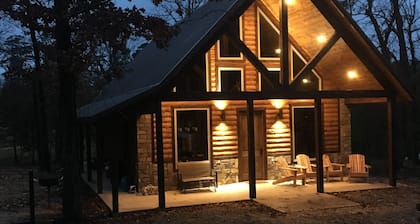 Rowdy Fox Cabin-Zipline-Fishing-Shuffleboard-Arcade-Hot tub-Air Hockey-Sleeps 8