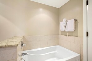 Chuveiro, secador de cabelo, toalhas de banho 