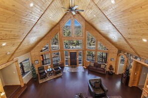 Een televisie, een open haard, een tafeltennistafel en een stereo