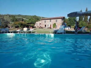 Piscine extérieure, accès possible de 8 h à 19 h 30, parasols