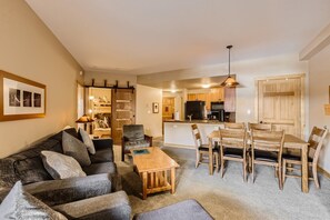 Televisión y chimenea 