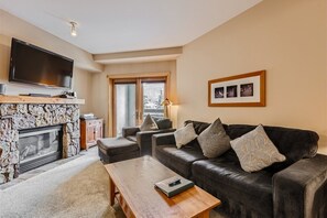 Televisión y chimenea 