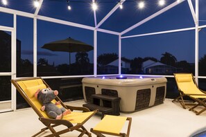 Property grounds - Remy's Refuge: Stylish & Fun 4BR Retreat with lake view. 10 mins to Disney! (Kissimmee)