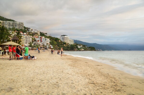 Espreguiçadeiras, toalhas de praia 