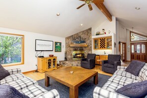 Televisión, chimenea y tenis de mesa