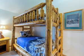 5 bedrooms, free WiFi, bed sheets - Nine17-Family Friendly Home on the Golf Course (Sunriver)