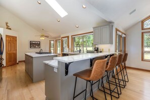 Fridge, microwave, oven, stovetop - Nine17-Family Friendly Home on the Golf Course (Sunriver)