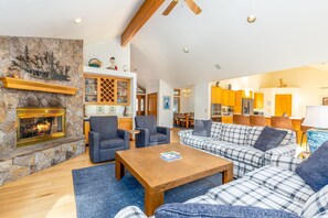 Télévision, cheminée, table de tennis de table