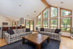 TV, fireplace, table tennis - Nine17-Family Friendly Home on the Golf Course (Sunriver)
