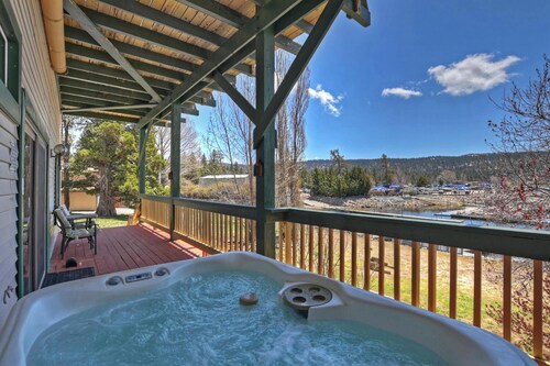 Lakefront! Private Dock! Steps to Holloway's! Game Room! Views! Fireplace! Cable TV! BBQ! Hot Tub!