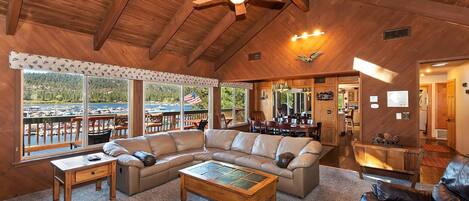 Télévision, cheminée, jeux vidéo, baby-foot