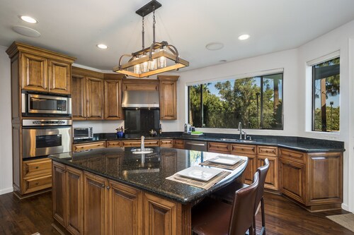 PRIVATE TENNIS + SEPARATE PICKLE COURT, HUGE HEAT POOL, SHUFFLEBOARD, PUTT GOLF!