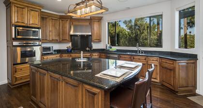 PRIVATE TENNIS + SEPARATE PICKLE COURT, HUGE HEAT POOL, SHUFFLEBOARD, PUTT GOLF!