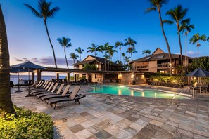 A resort with a swimming pool, lounge chairs, and palm trees. - 🏖️Keauhou Bay Ocean & Golf View Condo | 3 Lanais at Kanaloa at Kona (Kailua Kona)