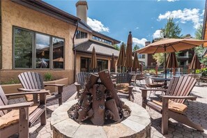 Huoneisto, 1 suuri parisänky ja vuodesohva (2210 Timberline Lodge, Trappeur's Cro) | Terassi/patio