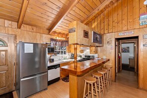 Fridge, oven, dishwasher, coffee/tea maker