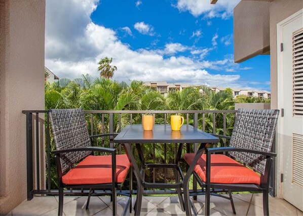 Outdoor dining -  FIVE STAR MAUI CONDO FIRST CLASS GOLF AND BEACHES PRICELESS....FULLY REMODELED (Kihei)