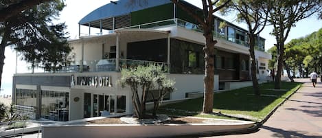 Mặt tiền nơi lưu trú