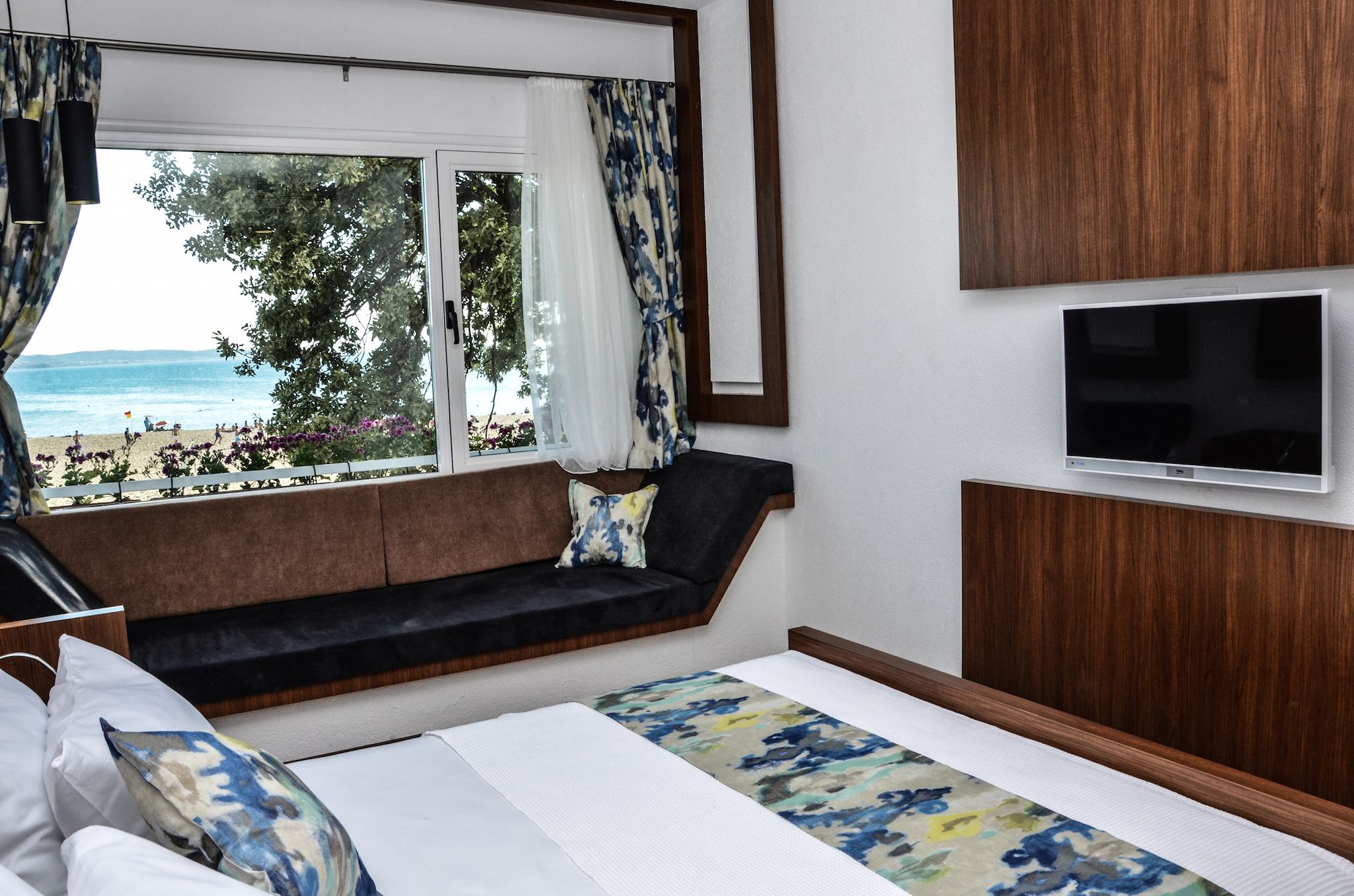 Minibar, coffres-forts dans les chambres, bureau, Wi-Fi gratuit