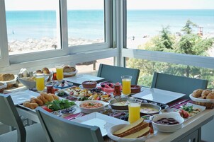 Café da manhã completo grátis todos os dias
