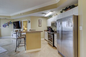Cafetera y tetera, refrigerador, microondas y parrilla de estufa 