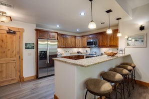 Fridge, oven, stovetop, dishwasher