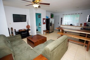 Smart-TV, DVD-spiller, bøker og printere