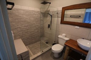 Shower, hair dryer, towels - All About Location! Perfect, Well Equipped Condo 300 Yards From Beach, 2 Pools (Tamarindo)
