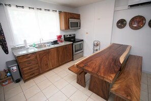 Frigorífico, microondas, horno y placa de cocina